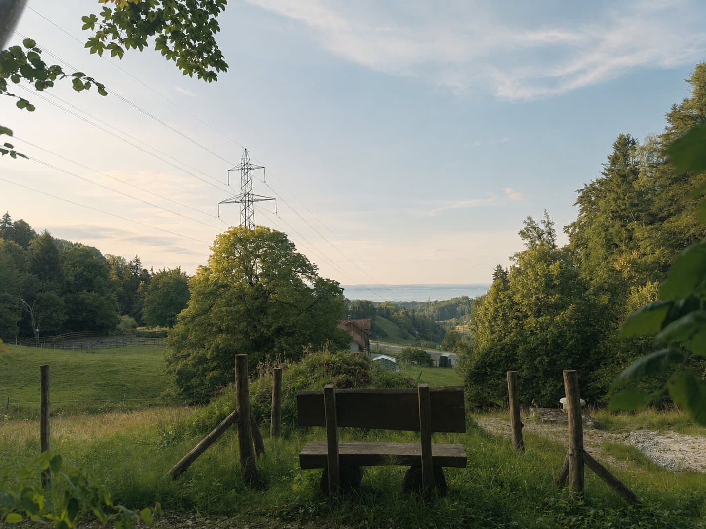 Bank an einem Feldweg mit Blick auf den Bodensee