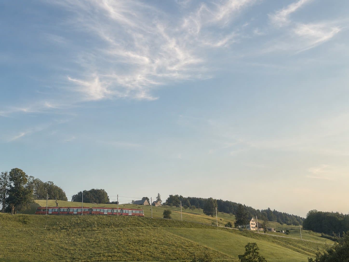Appenzeller Bahn auf dem Höhenzug über dem Bodensee